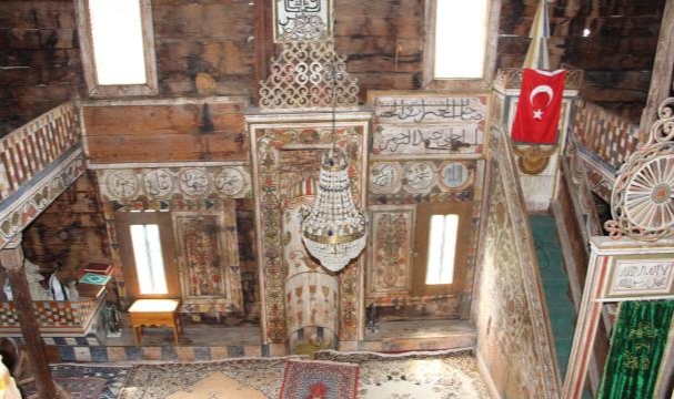 4 asırlık ahşap camideki 5.19'u gösteren saatin sırrı çözülemedi